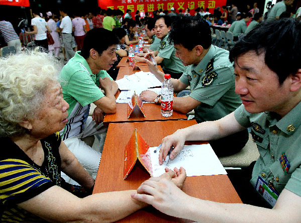 上海：迎八一 百名軍醫進社區義診