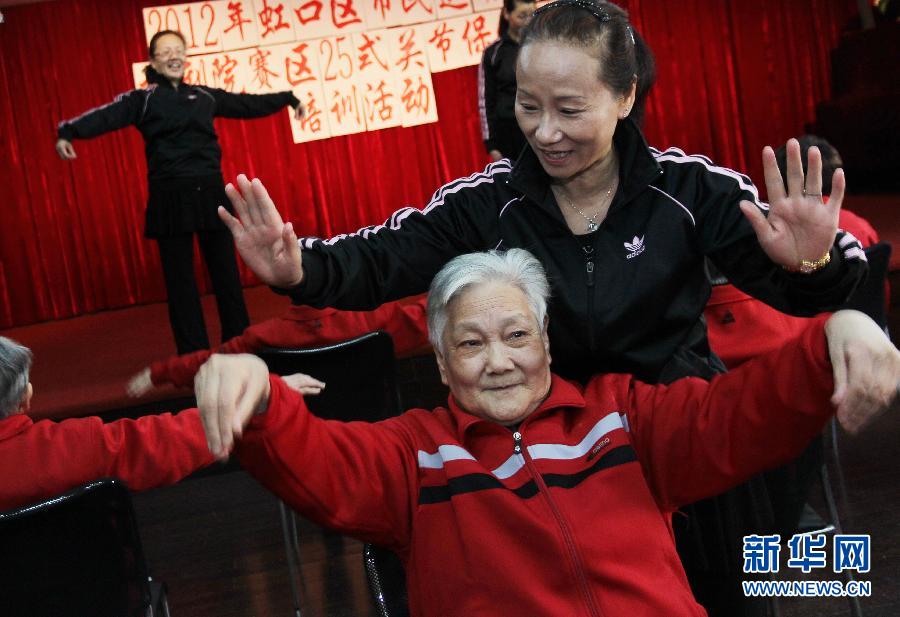 25式關(guān)節(jié)保健操走進(jìn)社會(huì)福利院