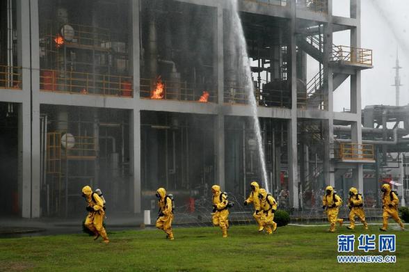 上海舉行危險化學品事故應急處置演練 啟動“安全生產月”