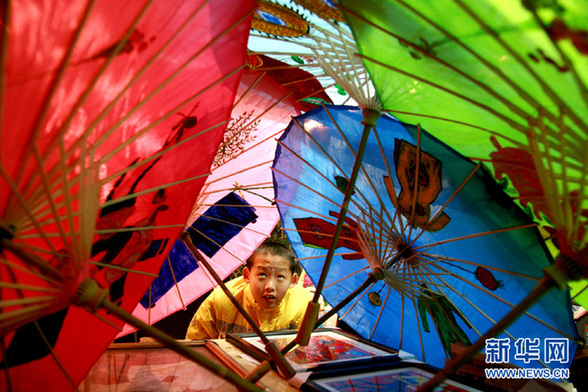 金山農民畫家繪新作迎龍年