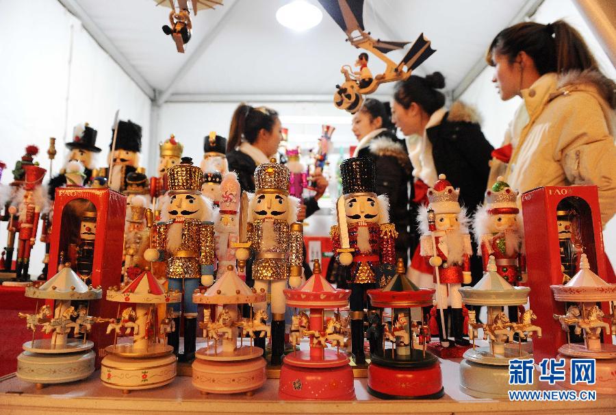 首屆上海圣誕集市舉行開幕亮燈儀式