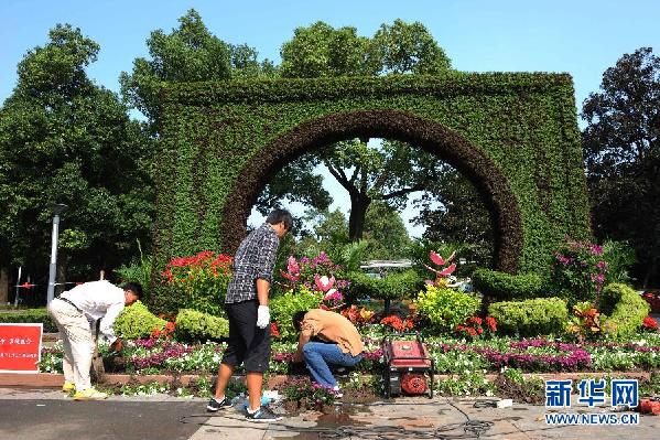“雙節”將至 街頭節日氛圍濃