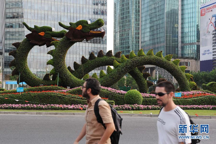 “雙節(jié)”將至 街頭節(jié)日氛圍濃