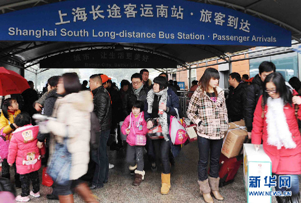 上海:各大長途客運站迎來返滬客流高峰