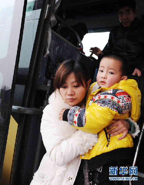 上海:各大長(zhǎng)途客運(yùn)站迎來返滬客流高峰