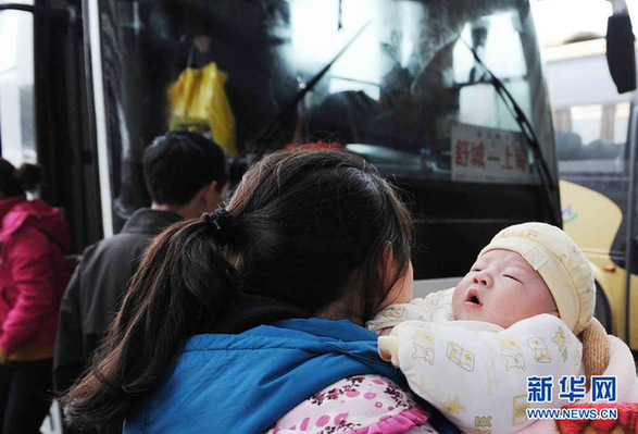 上海:各大長途客運站迎來返滬客流高峰