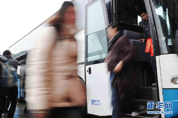 上海:各大長途客運站迎來返滬客流高峰