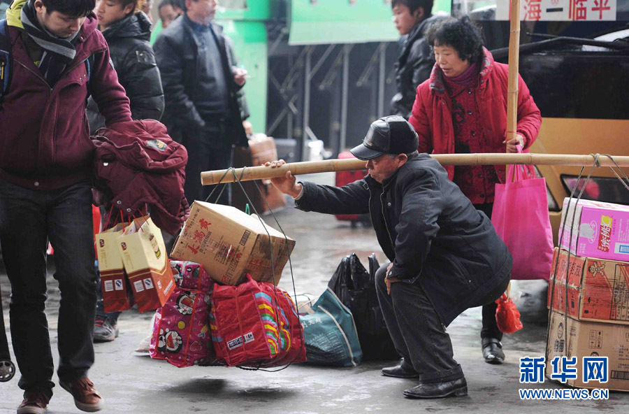 上海:各大長途客運站迎來返滬客流高峰