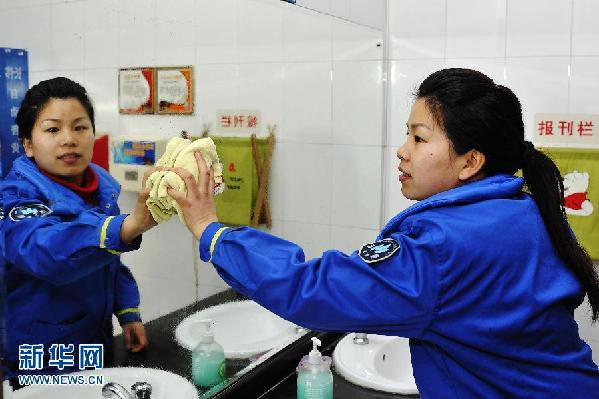 清潔女工上海打造“小公廁 大窗口”