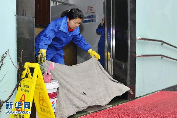 清潔女工上海打造“小公廁 大窗口”