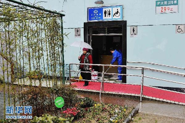 清潔女工上海打造“小公廁 大窗口”