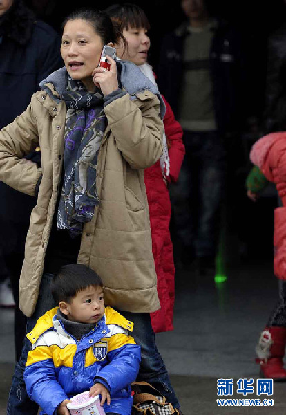 上海:雨中迎來節后返程首個高峰