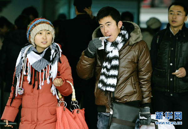 上海：雨中迎來節后返程首個高峰