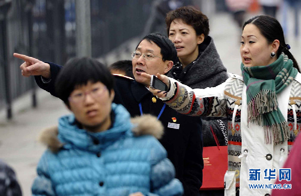 上海：雨中迎來節后返程首個高峰