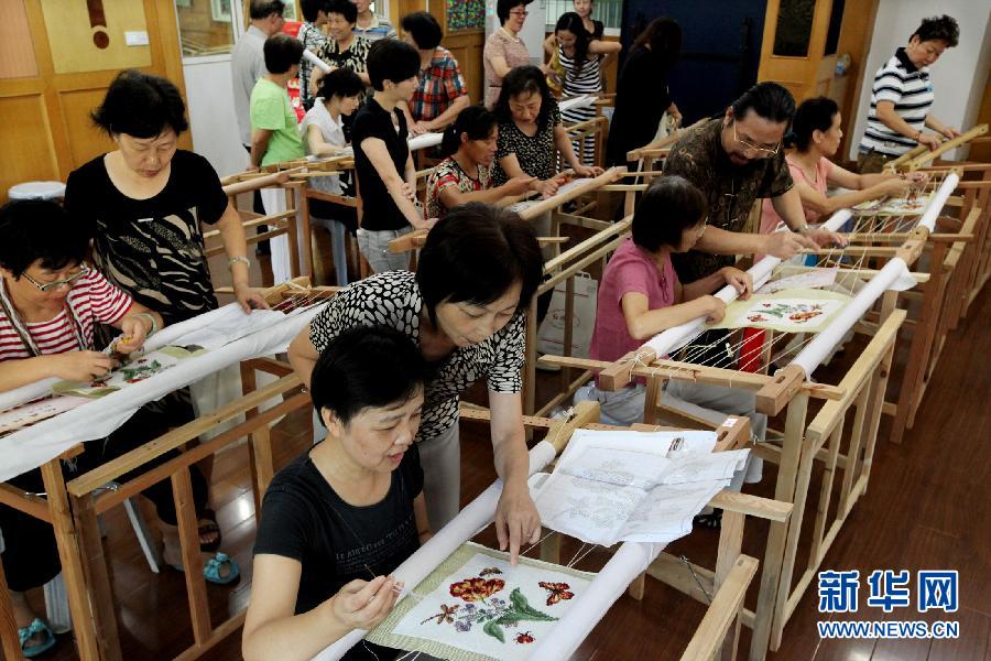 上海絨繡高橋傳習所首批學員結(jié)業(yè)