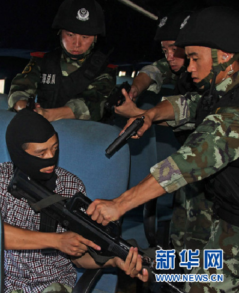 烈日下，武警上海總隊苦練反劫