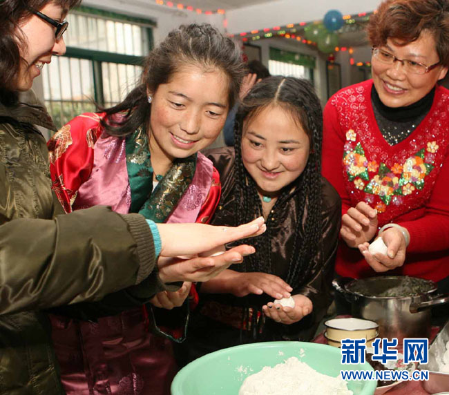 藏族學(xué)生居民小區(qū)鬧元宵