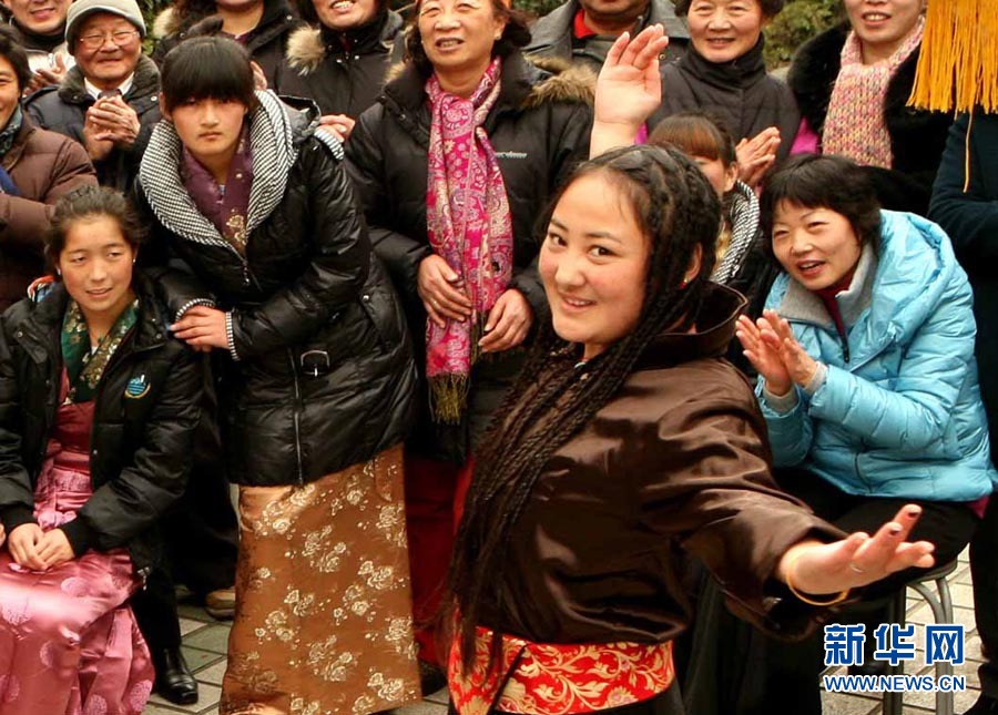 藏族學生居民小區(qū)鬧元宵