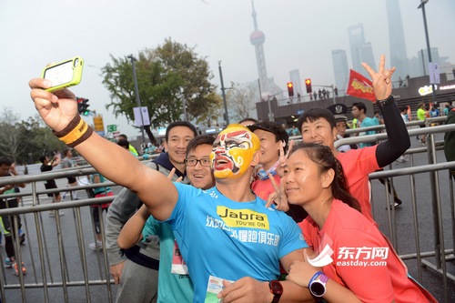2014“上馬”雨中鳴槍 3萬5千人參賽創歷史新高