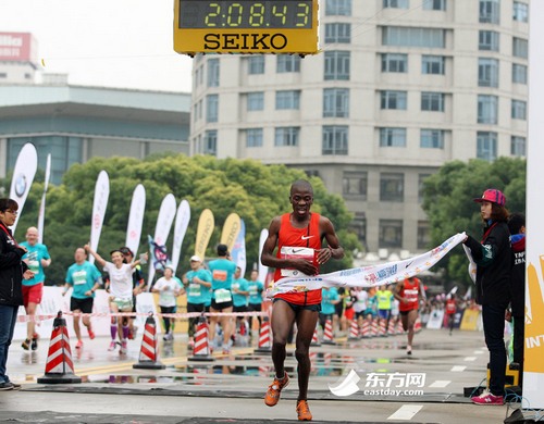 2014“上馬”雨中鳴槍 3萬5千人參賽創歷史新高