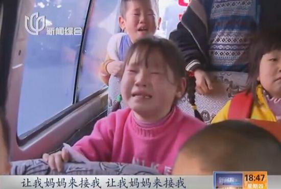 寶山一水果攤貨車當校車 8人座面包車塞下14人