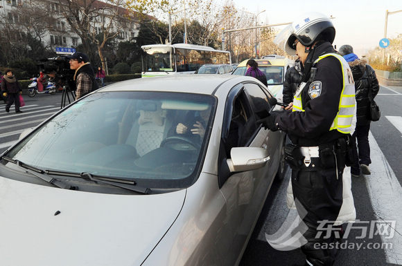 滬交警嚴(yán)查路口違法 電子警察揪出