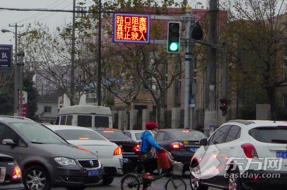 滬交警嚴(yán)查路口違法 電子警察揪出