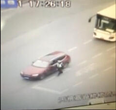 滬被拖行民警昨不治身亡 妻子下月即是預產期|圖
