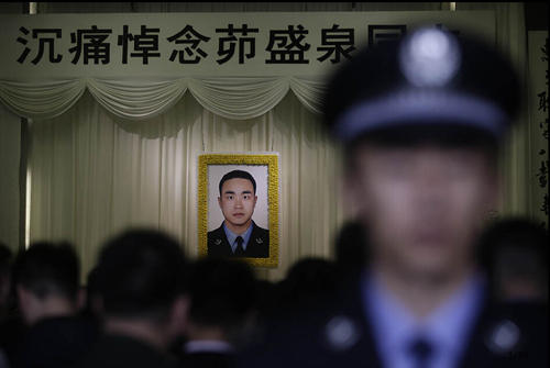 茆盛泉追悼會(huì)市民自發(fā)送行 公安部發(fā)唁電哀悼