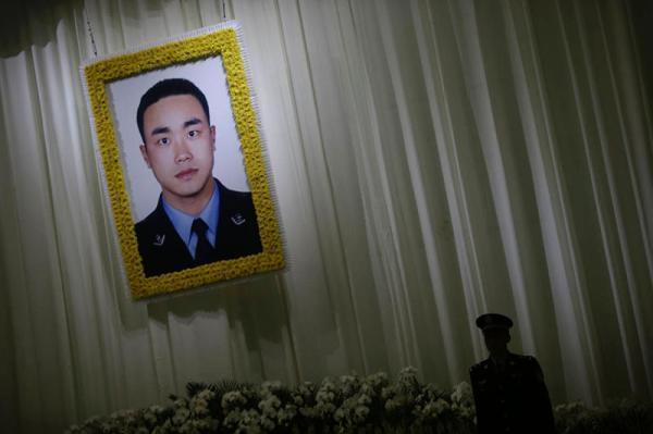 茆盛泉追悼會(huì)市民自發(fā)送行 公安部發(fā)唁電哀悼