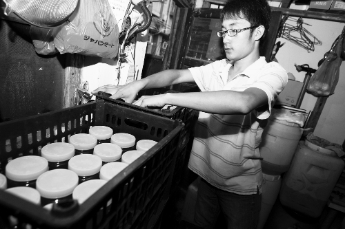 帳篷男孩鄭州賣蜂蜜掙學(xué)費(fèi) 市民6小時(shí)搶購千余斤