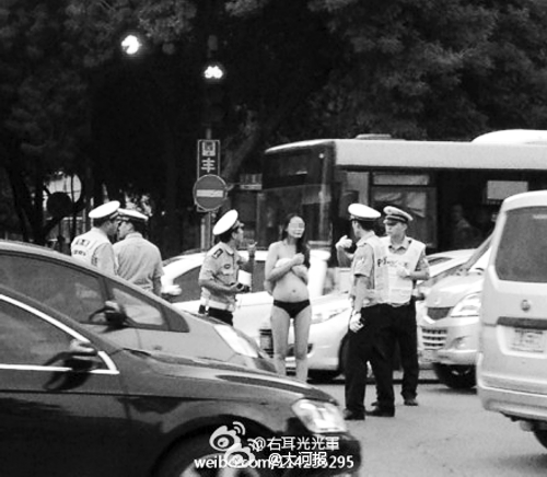 警察當街抬半裸女被指粗暴執法 回應：怕其中暑
