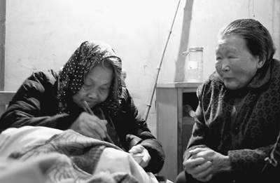 身邊的感動(dòng):非親非故 孝養(yǎng)癱瘓孤老十一年