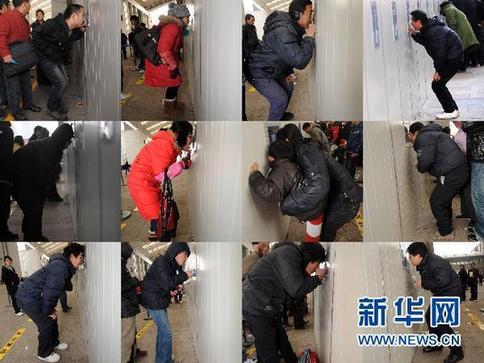 “彎腰撅臀買車票”引發口水無數 鐵路回應是國標