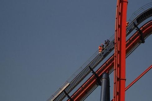 上海歡樂谷過山車突發故障 25名游客懸空半小時