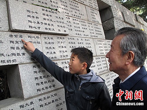 南京大屠殺遇難同胞紀念館清明再延“哭墻”
