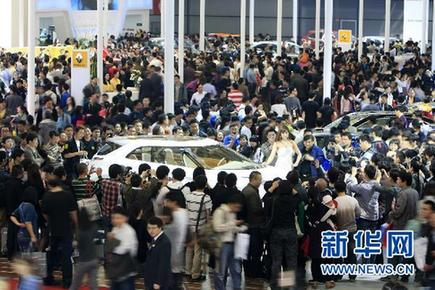 上海車展雙休日迎來(lái)超大客流（圖）