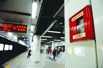 女孩跳地鐵站臺(tái)欲輕生 4節(jié)車廂滑過(guò)后生還