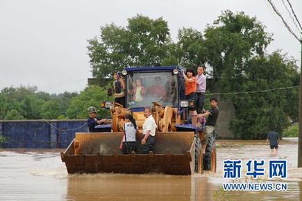江西修水山洪暴發(fā) 救援人員緊急轉(zhuǎn)移被困群眾
