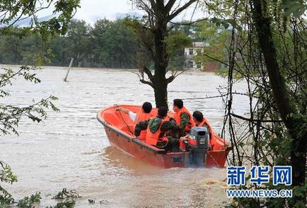江西修水山洪暴發 救援人員緊急轉移被困群眾