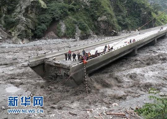 實拍：汶川映秀鎮泥石流沖毀橋梁