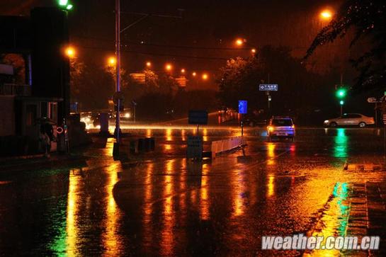 北京昨發今夏首個暴雨藍色預警 明日或中雨高溫驟降
