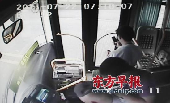 剎車哥臨危一踩救乘客 好司機(jī)義舉打動(dòng)網(wǎng)友