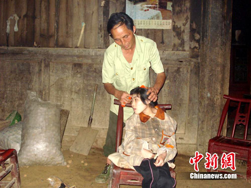男子收養腦癱棄嬰20年 生活窘迫從未言棄(圖)