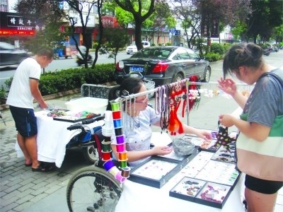 癱瘓妻子坐輪椅陪丈夫擺夜攤 “完美的愛”感動(dòng)網(wǎng)友