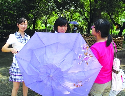 中學老師認出“撐傘仙女”?媒體證實為美麗誤會