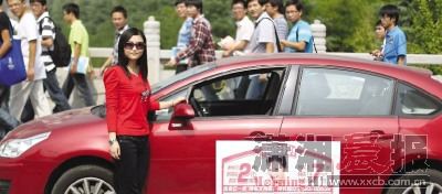恨嫁美女鬧市高調(diào)征婚：有車有房待我如女王(圖)