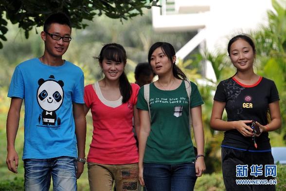 三名女大學(xué)生救助被撞農(nóng)民工感動(dòng)網(wǎng)友