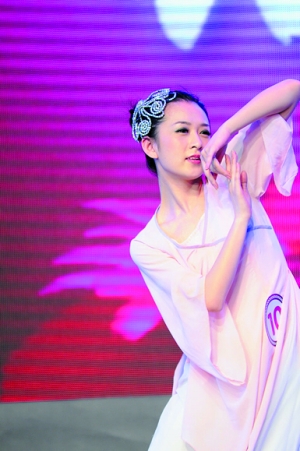 ?；?笑話(huà)?!?；ㄔu(píng)選進(jìn)高校北大女生舉牌抵制