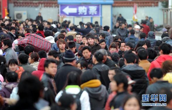 各地迎來節(jié)后新一輪返程客流高峰